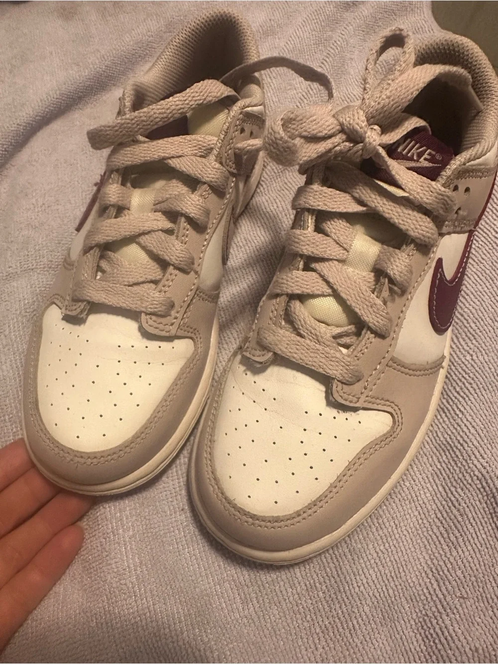 Nike Kids Low-Top Sneakers in Beige, White & Burgundy